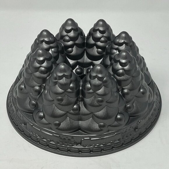 Nordic Ware Holiday Tree Bundt Cake Pan 10 cups cast aluminum EUC - Picture 1 of 8